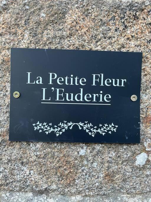 Le Petit Fleur - The Little Flower, Cosy Cottage Saint-Michel-de-Montjoie Kültér fotó