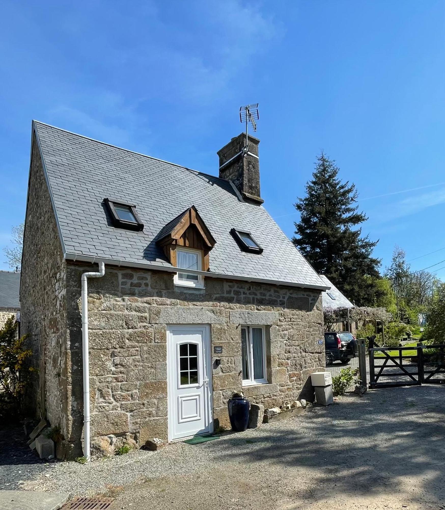 Le Petit Fleur - The Little Flower, Cosy Cottage Saint-Michel-de-Montjoie Kültér fotó